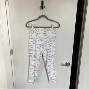 Athleta Salutation Stash Pocket II 7/8 Leggings